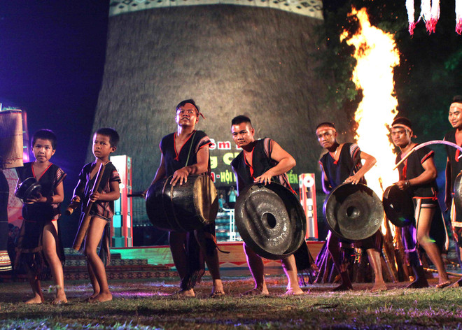 Mê hoặc, giàu xúc cảm trong đêm hội cồng chiêng Kon Tum ảnh 2