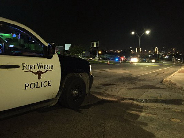 Xe cảnh sát thành phố Fort Worth tại khu vực hiện trường vụ xả súng. (Nguồn: wtsp.com) Xả súng trong lớp dạy múa ở Mỹ, ít nhất hai người chết ảnh 1