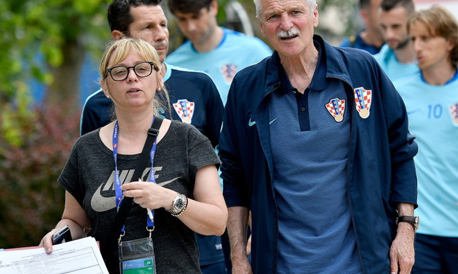 Iva Olivari (bên trái) giờ đây là một phần của đội tuyển Croatia ở EURO 2016. (Nguồn: CROPIX) Iva Olivari, người phụ nữ đem lại vận may cho đội Croatia ảnh 1