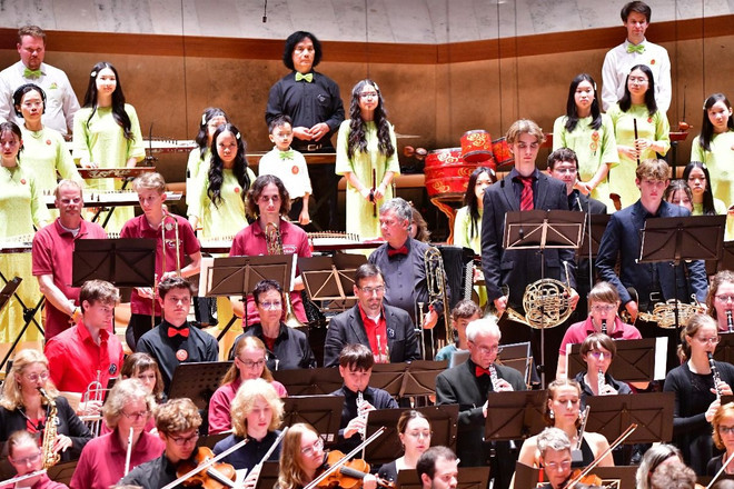 Dàn nhạc dân tộc Việt Nam Hanoi Ensemble (áo dài xanh nhạt phía trên), niềm tự hào của trường nhạc Schostakowitsch, do vợ chồng nghệ sỹ nhạc dân tộc Lê Mạnh Hùng (áo đen đứng giữa trên cùng) và Trần Phương Hoa điều hành chuyên trình diễn các tác phẩm âm nhạc truyền thống nổi tiếng của Việt Nam bằng các nhạc cụ Việt Nam. (Ảnh: Phương Hoa/TTXVN) berliner 2.jpg