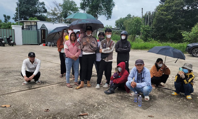Công nhân chờ đợi được giải quyết tiền lương và bảo hiểm xã hội còn bị nợ trong khi Công ty Signature Home Furnishings đóng cửa, Giám đốc "mất tích". (Ảnh: Đậu Tất Thành/TTXVN) binh phuoc_signature home furnishings_no luong cong nhan 2.jpg