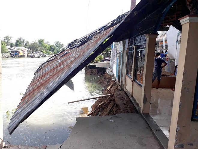 Vĩnh Long di dời khẩn các hộ dân ra khỏi khu vực sạt lở tạị Bình Minh ảnh 1