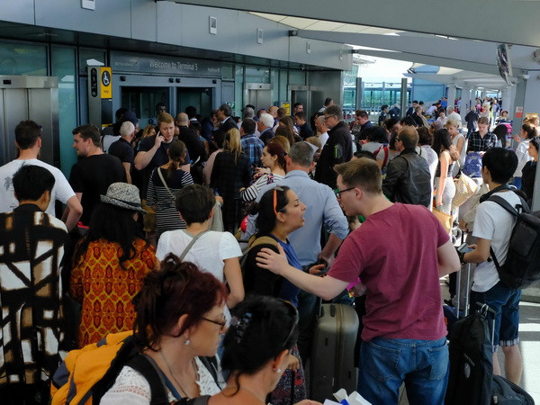 Sự cố mạng tiếp tục gây hỗn loạn tại sân bay ở London ảnh 1