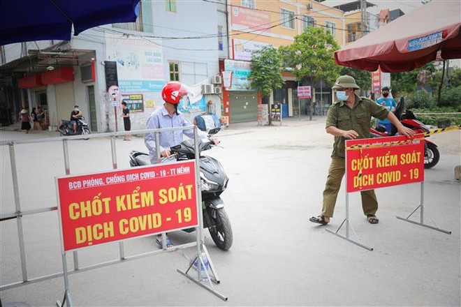 Một chốt kiểm soát dịch COVID-19 tại Bắc Giang, hồi tháng 5/2021. (Ảnh: Danh Lam/TTXVN) Bắc Giang phát hiện ổ dịch với nhiều ca mắc là học sinh tiểu học ảnh 1