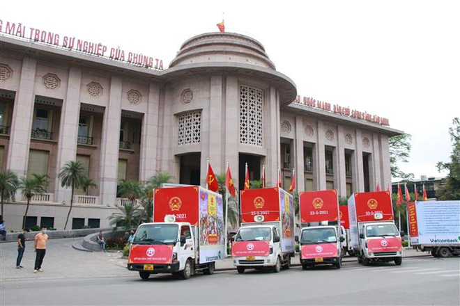 Đoàn xe diễu hành tuyên truyền Ngày bầu cử đại biểu Quốc hội khóa XV và đại biểu Hội đồng nhân dân các cấp nhiệm kỳ 2021-2026, tại lễ ra quân ngày 19/5/2021. (Ảnh: Đinh Thuận/TTXVN) 10 sự kiện tiêu biểu của Quốc hội Việt Nam trong năm 2021 ảnh 2