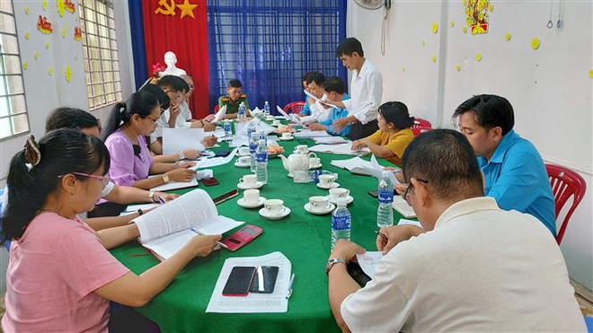 Đoàn giám sát công tác bầu cử đại biểu Quốc hội khóa XV và đại biểu Hội đồng Nhân dân các cấp nhiệm kỳ 2021-2026 tỉnh Bến Tre, tại Uỷ ban Bầu cử xã Long Thới, huyện Chợ Lách hồi tháng 3/2021. (Ảnh: Trần Thị Thu Hiền/TTXVN) 10 sự kiện tiêu biểu của Quốc hội Việt Nam trong năm 2021 ảnh 7