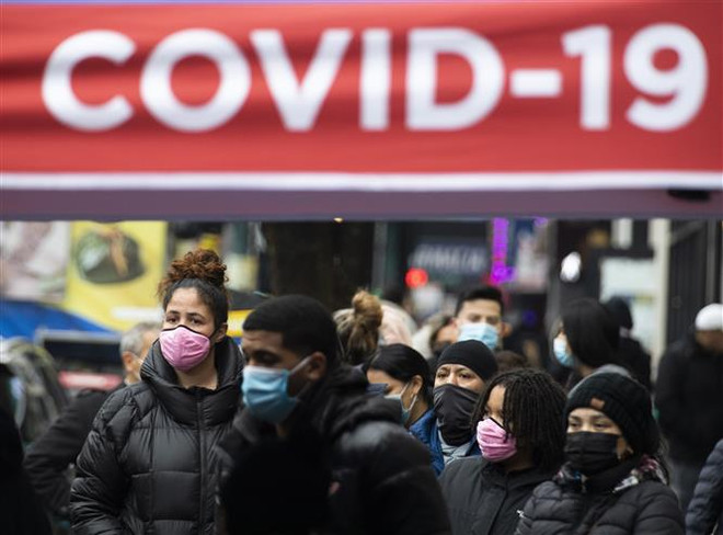 Người dân chờ lấy mẫu xét nghiệm COVID-19 tại New York (Mỹ), ngày 29/12/2021. (Ảnh: THX/TTXVN) Mỹ có thể đảo lộn vì Omicron, Brunei gia hạn đóng cửa biên giới ảnh 1
