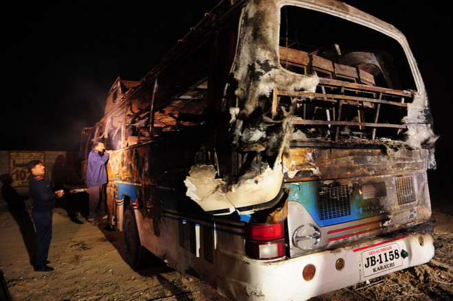 Pakistan: Xe bồn chở dầu đâm xe buýt làm hơn 50 người chết ảnh 1
