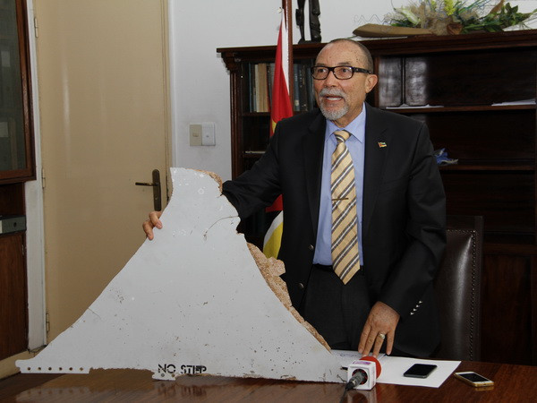 Vụ máy bay MH370: Các mảnh vỡ mới được chuyển về Pháp và Australia ảnh 1