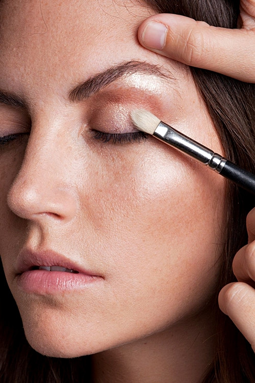 Mẹo tạo khối đơn giản cho cô nàng thích trang điểm tự nhiên ảnh 6