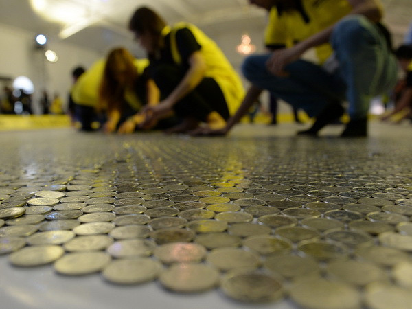 Phá vỡ kỷ lục Guinness với tấm thảm tiền xu lớn nhất thế giới ảnh 1