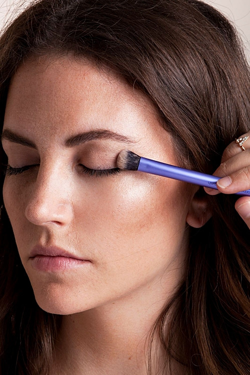 Mẹo tạo khối đơn giản cho cô nàng thích trang điểm tự nhiên ảnh 4