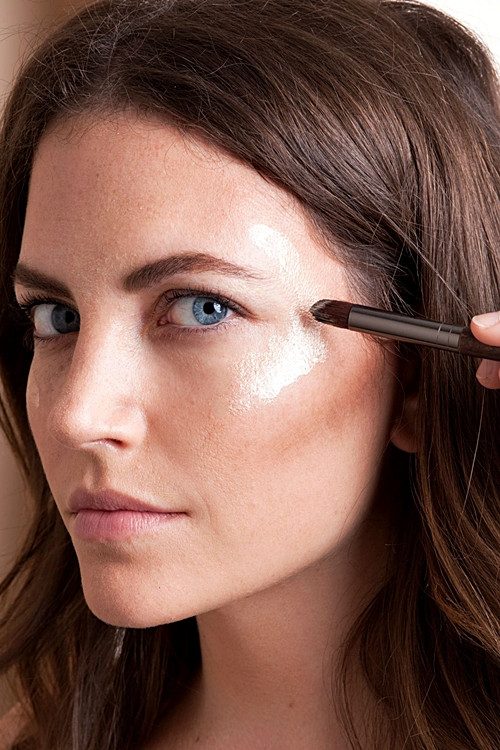 Mẹo tạo khối đơn giản cho cô nàng thích trang điểm tự nhiên ảnh 3