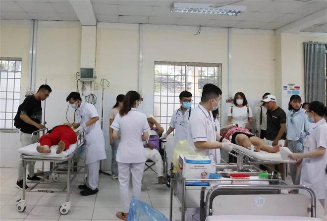 Những người bị thương được đưa về Bệnh viện Đa khoa tỉnh Khánh Hòa để điều trị. (Ảnh: Phan Sáu/TTXVN) Thủ tướng yêu cầu khắc phục hậu quả tai nạn nghiêm trọng ở Khánh Hòa ảnh 2