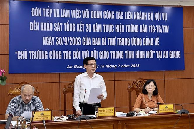 Ông Nguyễn Ánh Chức - Phó Trưởng Ban Tôn giáo Chính phủ đánh giá cao An Giang đã triển khai tốt “Chủ trương công tác đối với Hồi giáo trong tình hình mới” trên địa bàn tỉnh. (Ảnh: Thanh Sang/TTXVN) Chính sách dành cho người Chăm phát huy hiệu quả tích cực tại An Giang ảnh 2