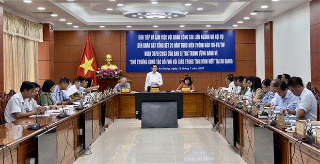 Ông Nguyễn Ánh Chức - Phó Trưởng Ban Tôn giáo Chính phủ phát biểu tại buổi làm việc. (Ảnh: Thanh Sang/TTXVN) Chính sách dành cho người Chăm phát huy hiệu quả tích cực tại An Giang ảnh 1