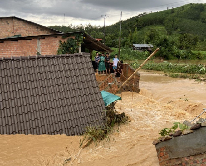 Kon Tum hỗ trợ người dân vùng mưa lũ sớm ổn định cuộc sống ảnh 1