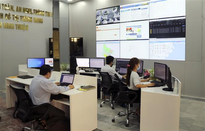 Trung tâm giám sát, điều hành, an toàn, an ninh mạng (SOC) và điều hành đô thị thông minh (IOC) - "bộ não số" của tỉnh Ninh Thuận. (Ảnh: Nguyễn Thành/TTXVN) Bảo vệ dữ liệu cá nhân trên không gian mạng bằng cách nào? ảnh 2