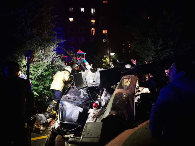 Máy bay trực thăng quân sự rơi xuống khu dân cư ở Istanbul ảnh 1