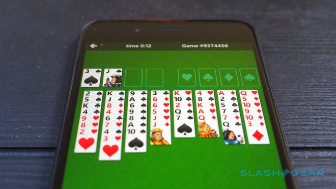 Microsoft mang game chơi bài huyền thoại "Solitaire" tới iOS, Android ảnh 1