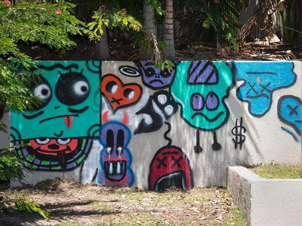 Justin Bieber gặp rắc rối vì vẽ bậy lên tường khách sạn ảnh 1