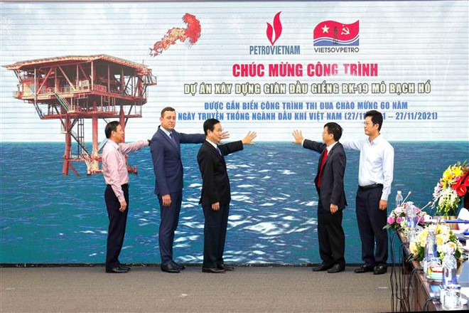 Vietsovpetro đón dòng dầu đầu tiên từ giàn BK-18A và BK-19 ảnh 2