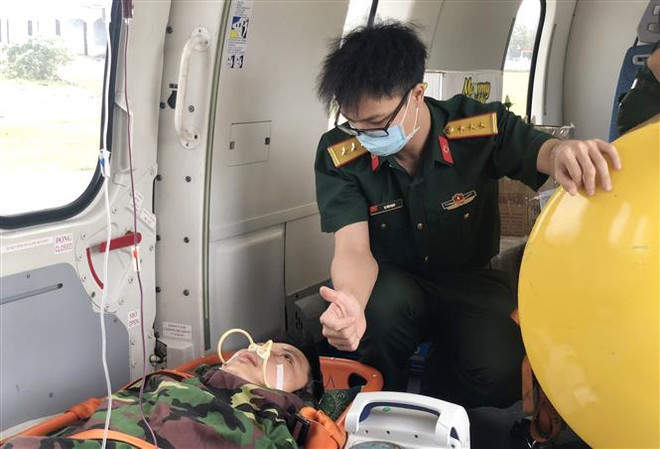 Ngày Thầy thuốc Việt Nam: Những chuyến bay vượt biển cứu người ảnh 1