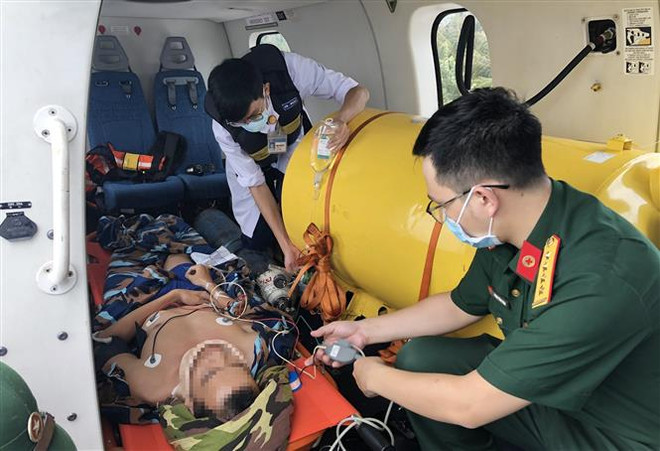 Ngày Thầy thuốc Việt Nam: Những chuyến bay vượt biển cứu người ảnh 3