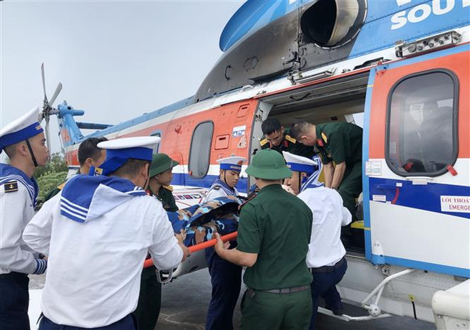 Ngày Thầy thuốc Việt Nam: Những chuyến bay vượt biển cứu người ảnh 4