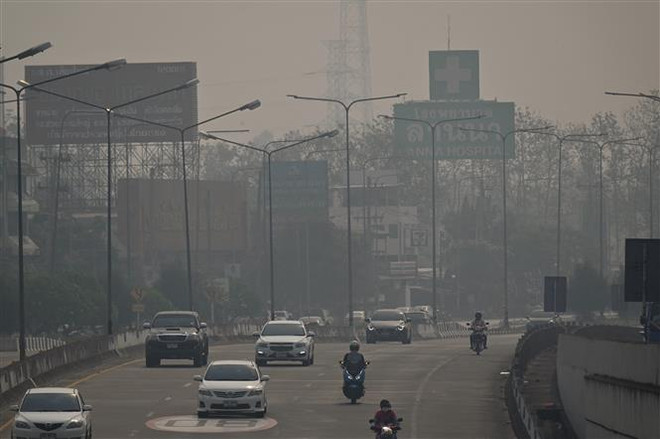 Khói mù dày đặc bao phủ thành phố Chiang Mai (Thái Lan), ngày 11/4/2023. (Ảnh: AFP/TTXVN) Hàng triệu người ở Thái Lan cần hỗ trợ y tế vì ô nhiễm không khí ảnh 1