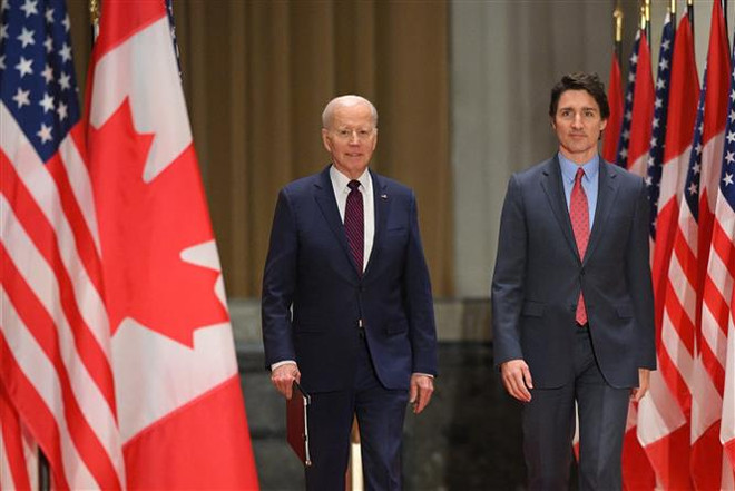 Thủ tướng Canada Justin Trudeau (phải) và Tổng thống Mỹ Joe Biden tại cuộc họp báo chung ở Ottawa, ngày 24/3/2023. (Ảnh: AFP/TTXVN) Tài liệu mật Mỹ rò rỉ: Canada không thể đáp ứng mức chi tiêu của NATO ảnh 1