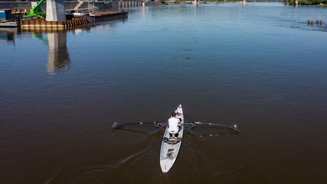 Chèo thuyền qua năm nước châu Âu để cảnh báo ô nhiễm các con sông ảnh 1