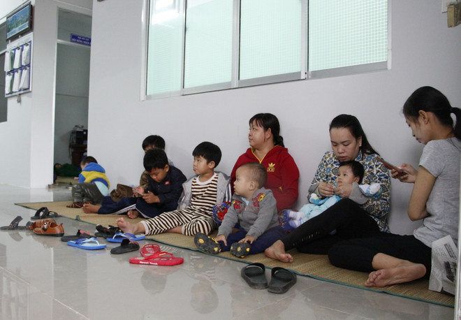 Người dân từ các điểm tránh trú bão số 16 bắt đầu trở về nhà ảnh 1