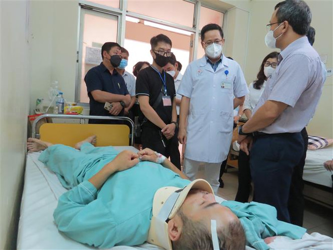 Ông Khuất Việt Hùng - Phó Chủ tịch chuyên trách Ủy ban An toàn giao thông Quốc gia (phải) thăm hỏi nạn nhân Nguyễn Thế Anh (29 tuổi, trú Thanh Trì, Hà Nội) bị thương nặng đang nằm điều trị tại Bệnh viện Đa khoa tỉnh Khánh Hòa. (Ảnh: Phan Sáu/TTXVN) Thăm hỏi nạn nhân trong vụ tai nạn giao thông tại Khánh Hòa ảnh 2