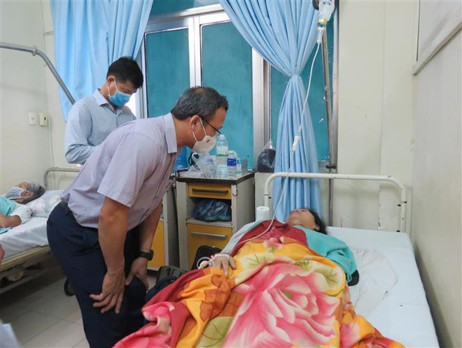Ông Khuất Việt Hùng - Phó Chủ tịch chuyên trách Ủy ban An toàn giao thông Quốc gia thăm hỏi nạn nhân Nguyễn Thị Hà (45 tuổi, trú Từ Liêm, Hà Nội) bị thương nặng đang nằm điều trị tại Bệnh viện Đa khoa tỉnh Khánh Hòa. (Ảnh: Phan Sáu/TTXVN) Thăm hỏi nạn nhân trong vụ tai nạn giao thông tại Khánh Hòa ảnh 3