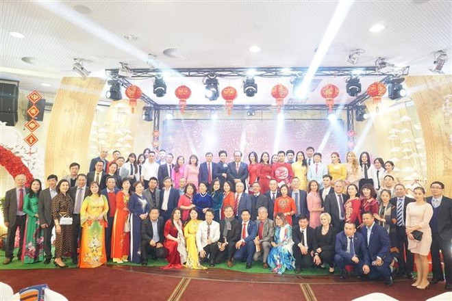 Các đại biểu dự chương trình "Xuân Quê hương 2022" tại Cộng hòa Séc, hồi tháng 1/2022. (Ảnh: Hồng Kỳ/TTXVN) Lấy ý kiến người Việt Nam tại Séc về chính sách pháp luật quốc tịch ảnh 1