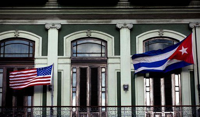 Cờ Cuba và cờ Mỹ bay trên ban công của khách sạn Saratoga ở La Habana. (Nguồn: AP) Cuba công bố danh sách phái đoàn sang Mỹ dự lễ mở sứ quán ảnh 1