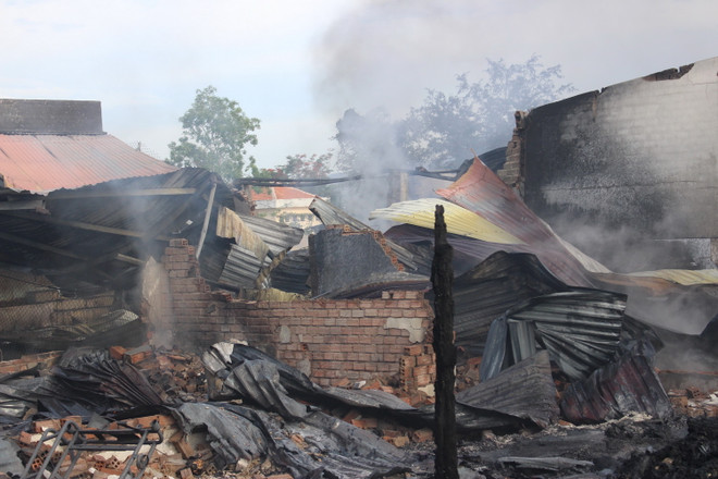 Khánh Hòa: Dập tắt vụ cháy lớn kho chứa mút xốp sau 3 giờ cháy dữ dội ảnh 1