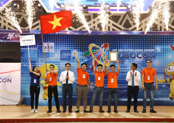 Phó Thủ tướng Chính phủ Vũ Đức Đam trao giải nhất cho đội Việt Nam 2. (Ảnh: Ninh Đức Phương/TTXVN) Đội tuyển Việt Nam 2 vô địch cuộc thi ABU Robocon năm 2018 ảnh 1