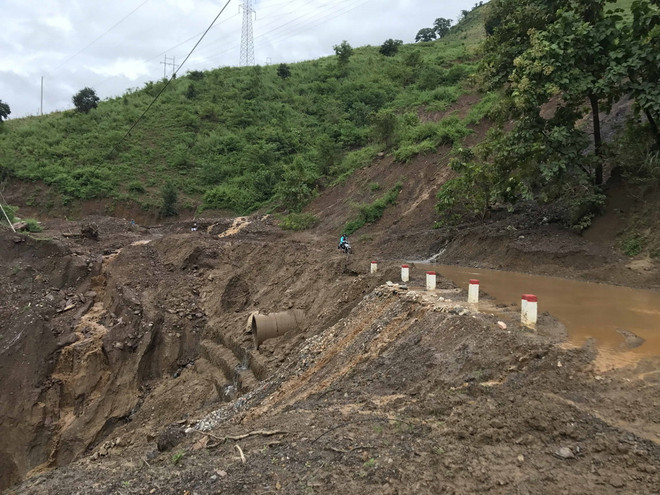 Sạt taluy dương trên Quốc lộ 37, giao thông ách tắc nhiều giờ ảnh 1