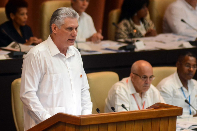Chủ tịch Cuba Miguel Diaz-Canel (trái, hàng đầu) phát biểu tại phiên họp Quốc hội ở Havana ngày 21/7. (Nguồn: EPA- EFE/ TTXVN) Chủ tịch Cuba Diaz-Canel kêu gọi người dân lao động chăm chỉ hơn ảnh 1