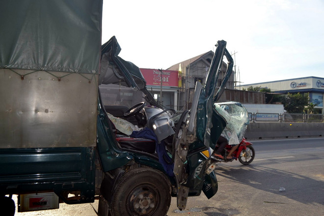 Xe tải đâm vào thành hầm đường bộ Hải Vân, phụ xe chết tại chỗ ảnh 1