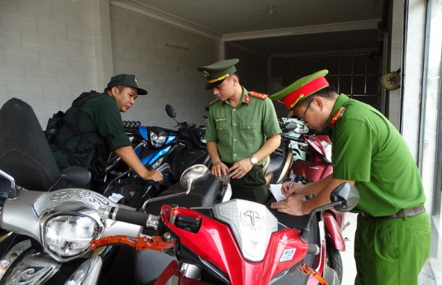 Các đơn vị nghiệp vụ kiểm tra, xác minh xe môtô cầm cố chưa đúng quy định tại kho của một cơ sở cầm đồ xã An Phước, huyện Long Thành (Đồng Nai). (Nguồn: Công an nhân dân) Tổng kiểm tra các cơ sở kinh doanh dịch vụ cầm đồ ở tỉnh Đồng Nai ảnh 1