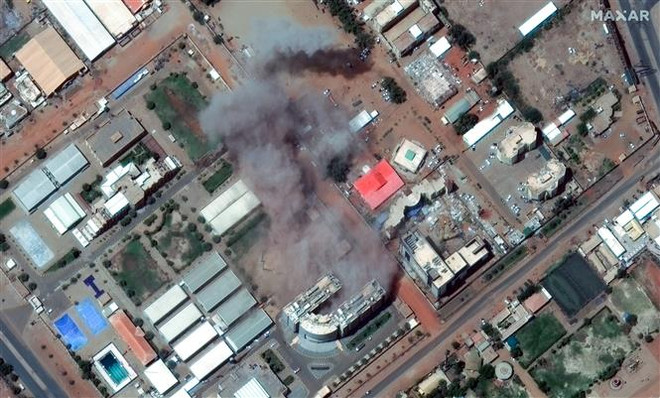 Khói bốc lên trong cuộc giao tranh giữa quân đội Sudan và Lực lượng hỗ trợ nhanh (RSF) tại sân bay quốc tế Khartoum (ảnh chụp qua vệ tinh của hãng công nghệ Maxar ngày 17/4/2023). (Ảnh: AFP/TTXVN) Quân đội Sudan "không hay biết" về lệnh ngừng bắn kéo dài 24 giờ ảnh 1