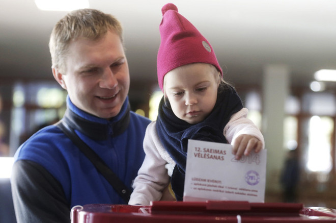 Người dân Latvia tiến hành bỏ phiếu bầu cử quốc hội mới ảnh 1