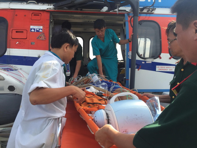 Dùng trực thăng cấp cứu kịp thời ngư dân bị nạn ở Trường Sa ảnh 1