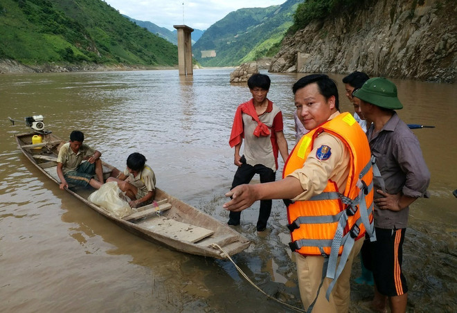 Tìm được thi thể nạn nhân đầu tiên trong vụ lật thuyền trên sông Đà ảnh 1