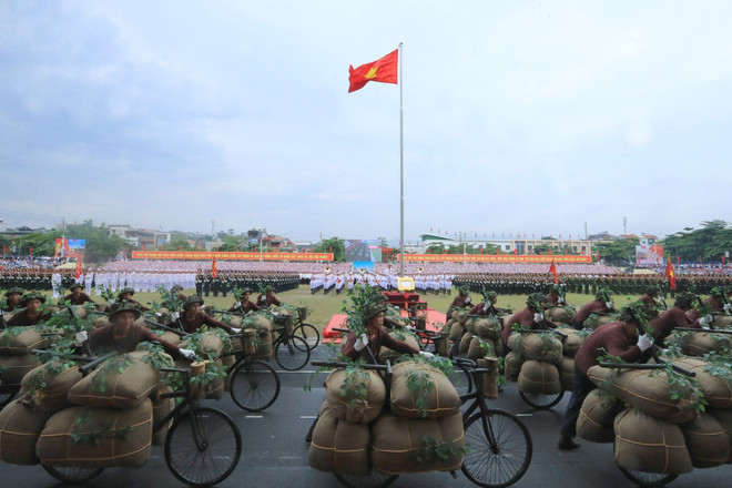 Màn diễu hành của Khối Dân công Hỏa tuyến trong Lễ diễu binh, diễu hành kỷ niệm 70 năm Chiến thắng Điện Biên Phủ tại thành phố Điện Biên, sáng 7/5/2024. (Ảnh: TTXVN) ttxvn_20240507_70 nam chien thang dien bien phu_dieu binh_55.jpg