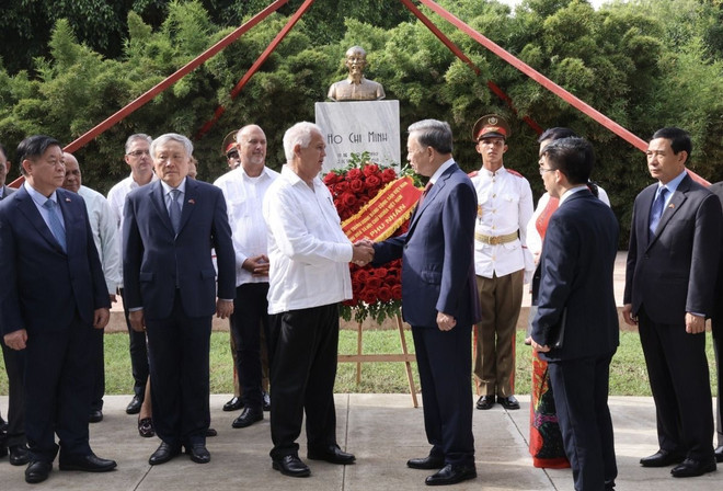 Tổng Bí thư, Chủ tịch nước Tô Lâm và Uỷ viên Trung ương Đảng, Trưởng Ban Đối ngoại Trung ương Đảng Cộng sản Cuba Emilio Lozada García với các đại biểu tại Tượng đài Chủ tịch Hồ Chí Minh ở Thủ đô La Habana. (Ảnh: Lâm Khánh/TTXVN) viet nam-cuba 5.jpg