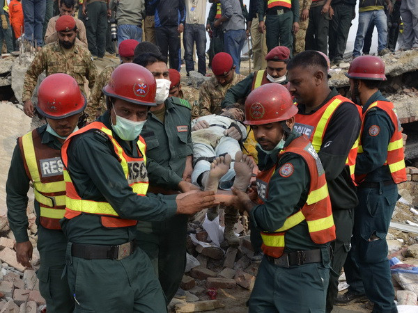 Gần 100 người được cứu trong vụ sập nhà máy ở Pakistan ảnh 1